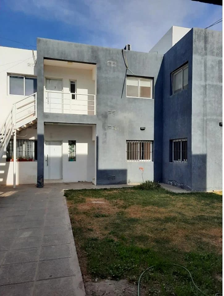 Departamento Planta Baja, 2 Dormitorios, Cochera, Patio. Rivadavia