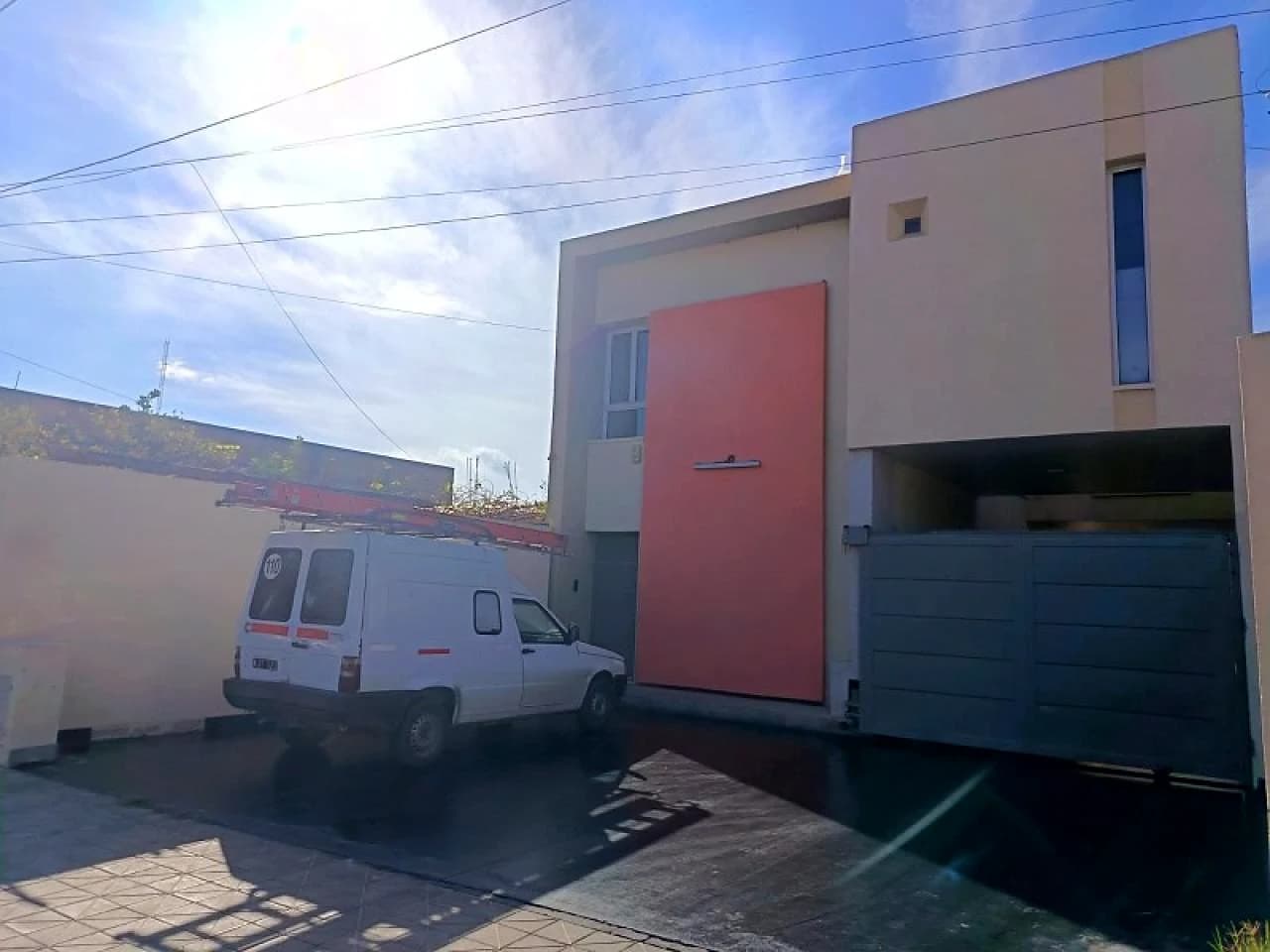 Edificio De Oficinas + Galpón Sobre Av. Rioja | 450 M² Cubiertos Y Estacionamiento Privado