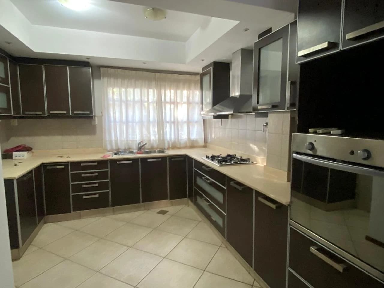 Barrio Residencial 3 Dorm. 2 Baños, Amplio Jardin Piscina, Quincho Cochera