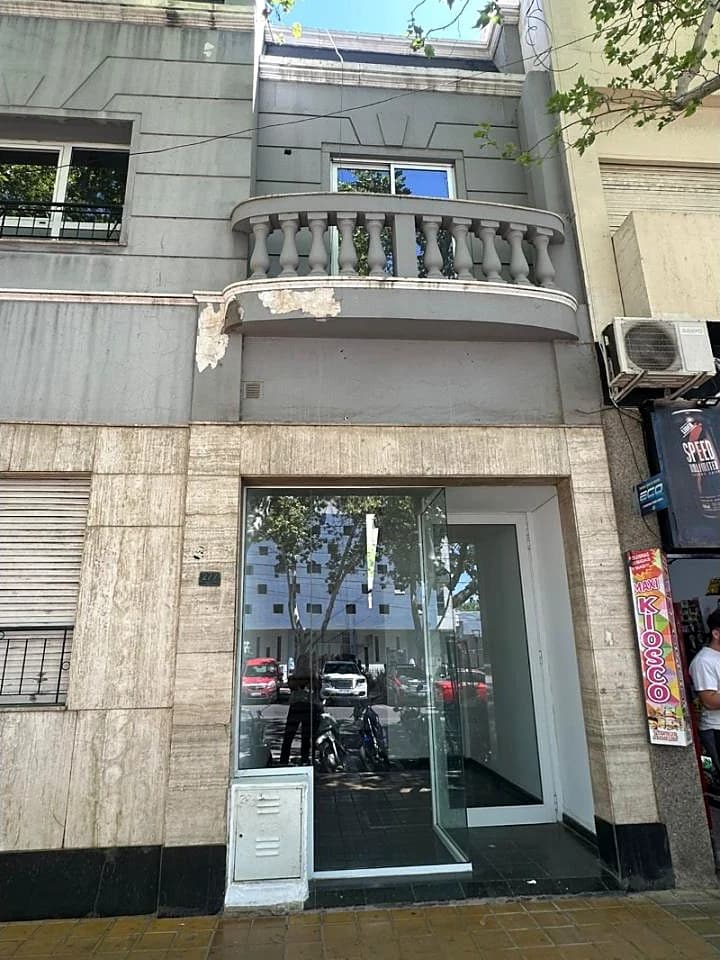 Local Comercial En Alquiler, Doble Altura, Av. Ig De La Roza Y Catamarca. $640.000. Tel