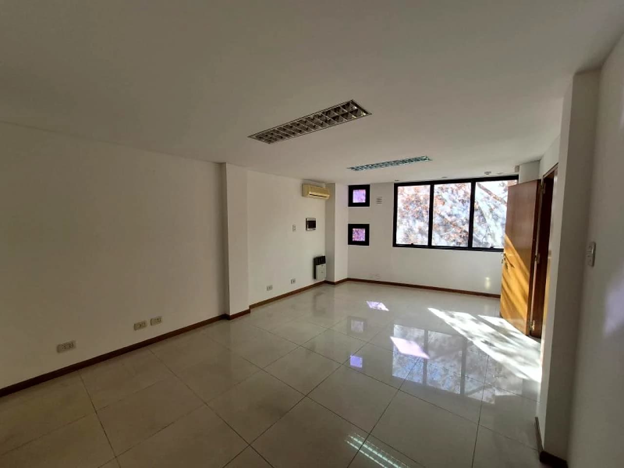 Capital Zona Municipalidad, 1er Piso, De Primera, Con Aire, Calefactor, Kichenette Y…
