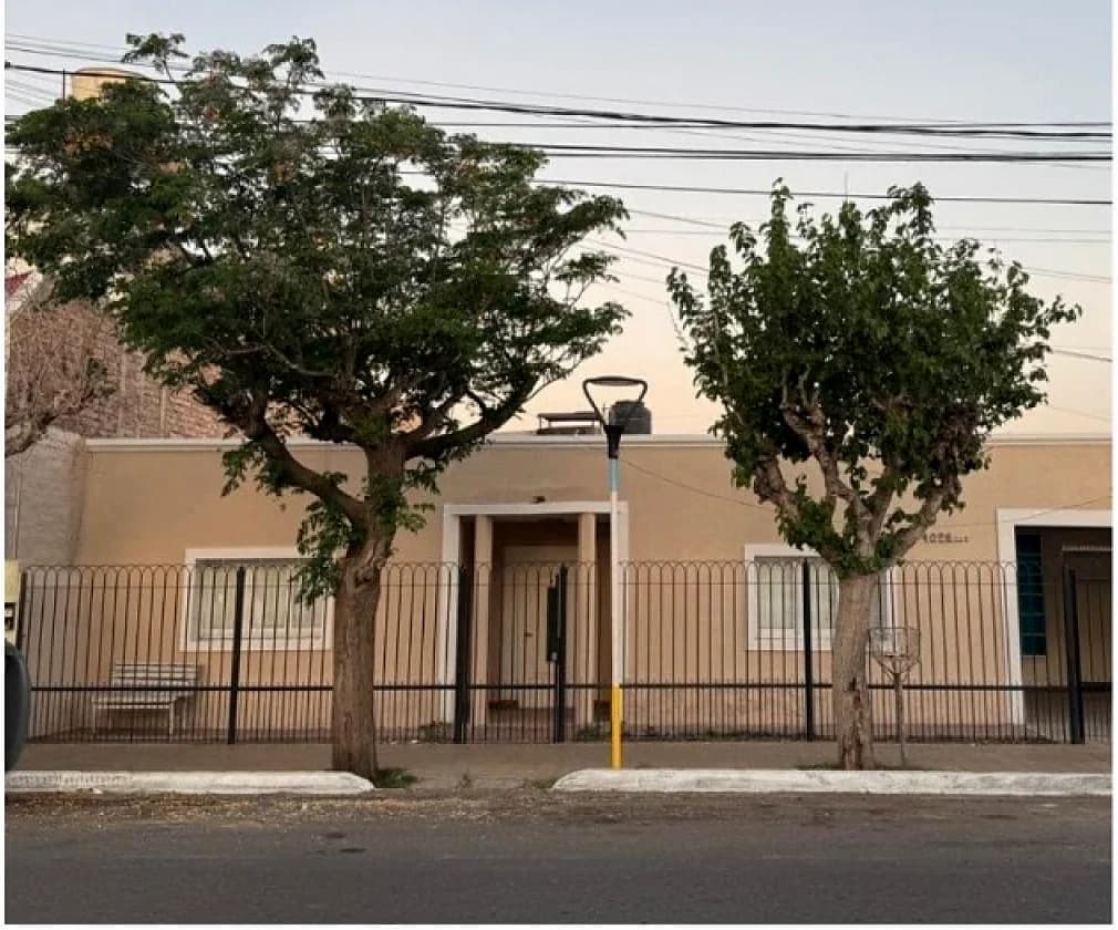 Casa 2 Dormitorios Por Av. España (rawson)