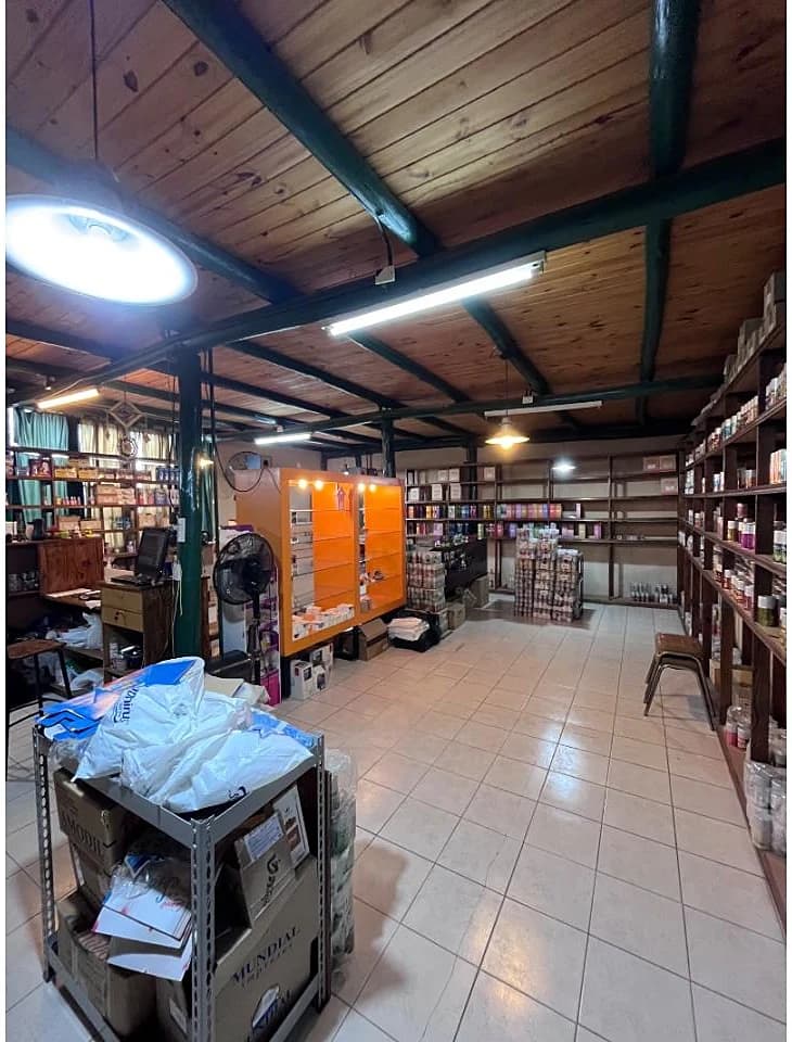 Amplio Local Comercial En Rawson, Barrio Natania 6. Tel: