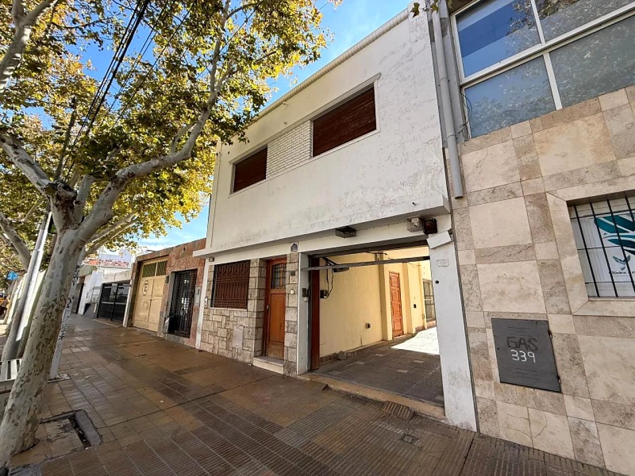 Casa Microcentro Santa Fe Y Catamarca; Distribuidas En Dos Plantas; Sala De Reunión; $ Tel