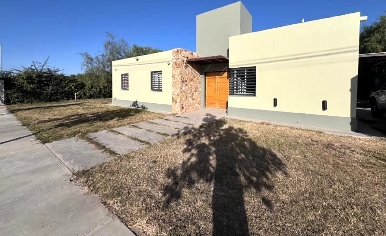 Casa Amueblada De 3 Dormitorios Y 2 Baños, Con Cochera Techada, Fondo Parquizado Y…
