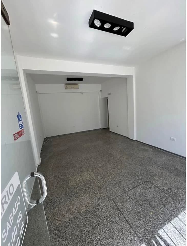 Salon Comercial Calle San Luis 413 Este Antes De Jujuy(frente A Plaza Gertrudis Funes)