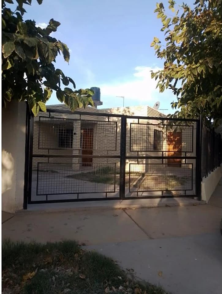 Caucete ,amplia Casa, 3 Dom, 1 Baño, Cocina Comedor, Galeria Amplia Con Lavadero Y…