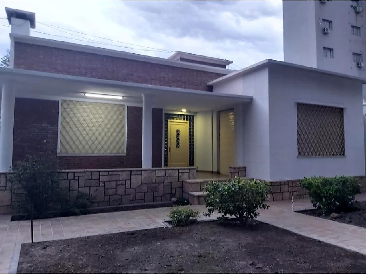 Importante Casa, Ideal Destino Comercia,18 Amplios Ambientes, 3 Baños