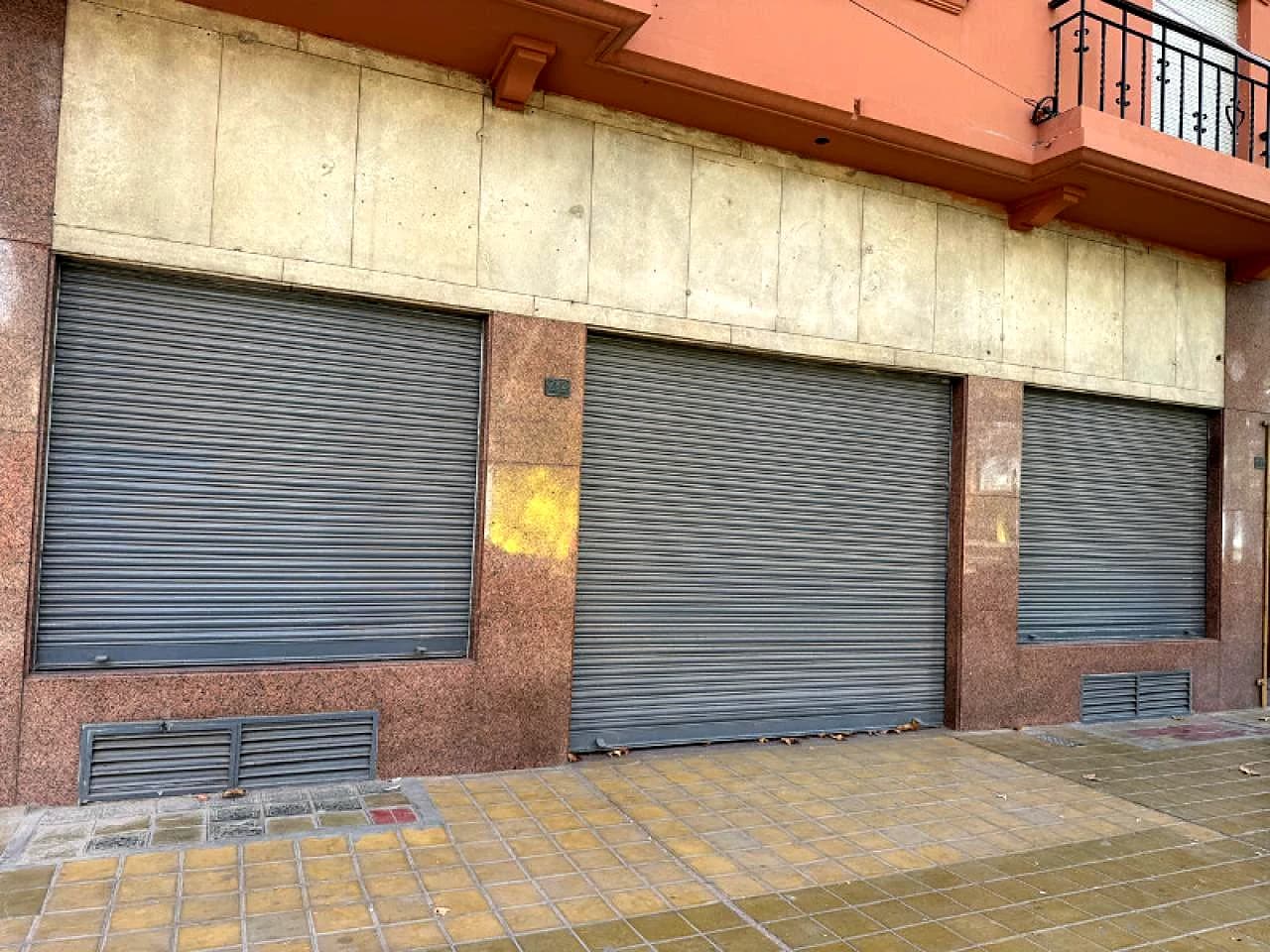 🏢 Alquiler Importante Local Comercial Sobre Calle Rivadavia Y Av Rawson -…