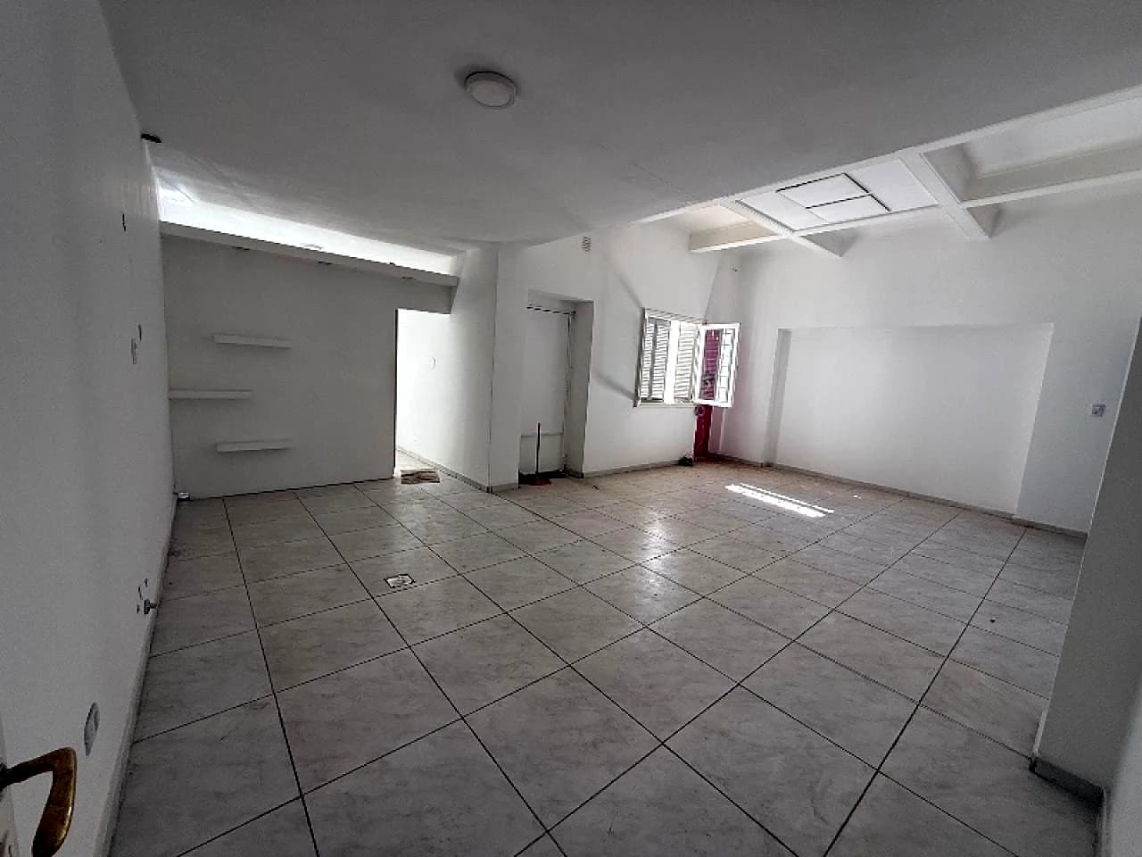 Salon. Calle Rivadavia A 1/2 Cuadra De La Peatonal. 80m2 Mas 50m2 Se Sótano