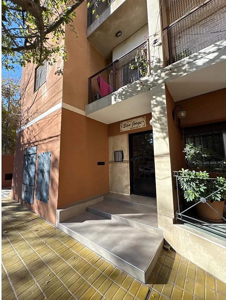 Departamento 2 Habitaciones, 2 Piso, Ascensor, Vista A Calle Mendoza