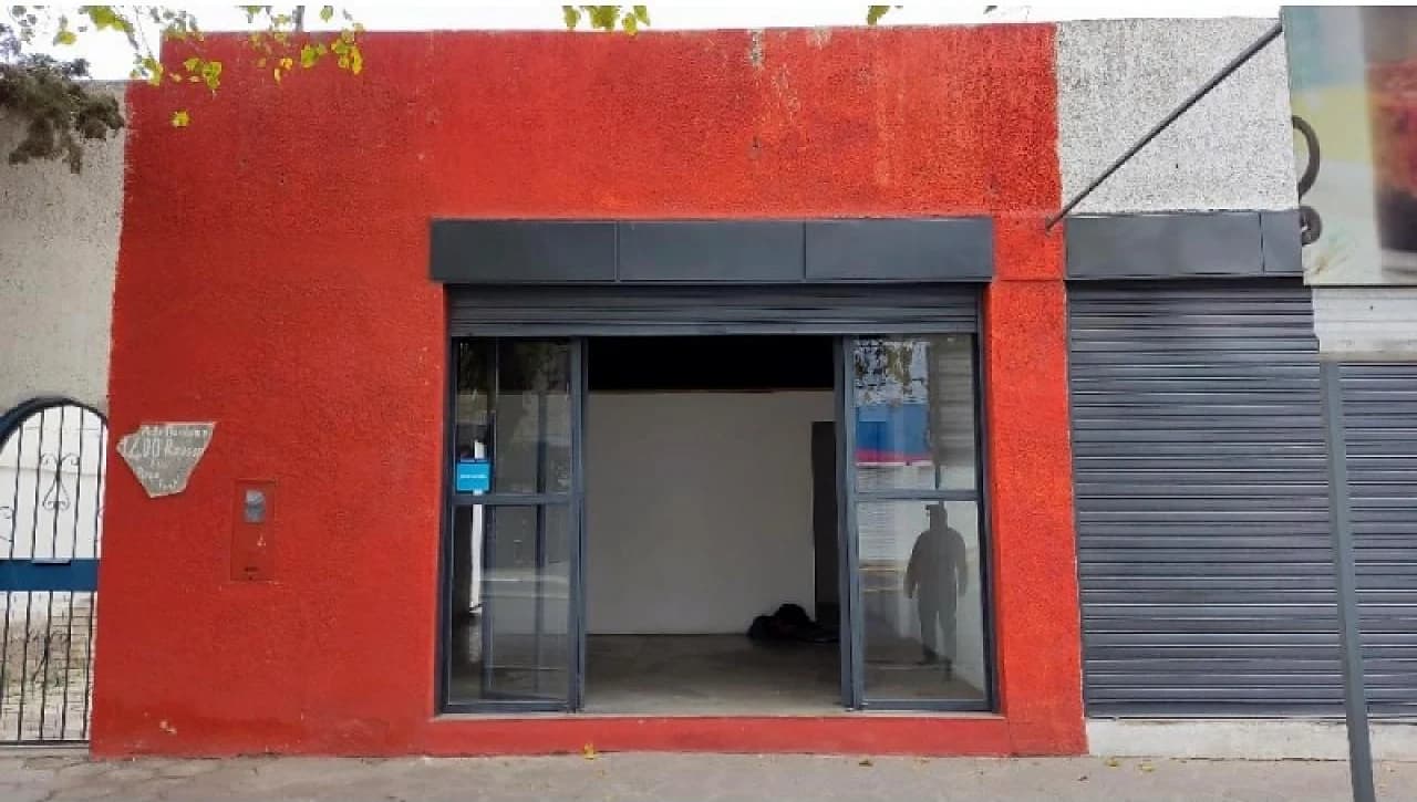 Salón En Calle Mendoza 50mts². Rawson