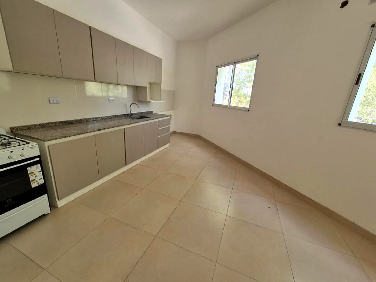 Departamento Céntrico De 2 Dormitorios En Calle Av. Córdoba Esquina Jujuy