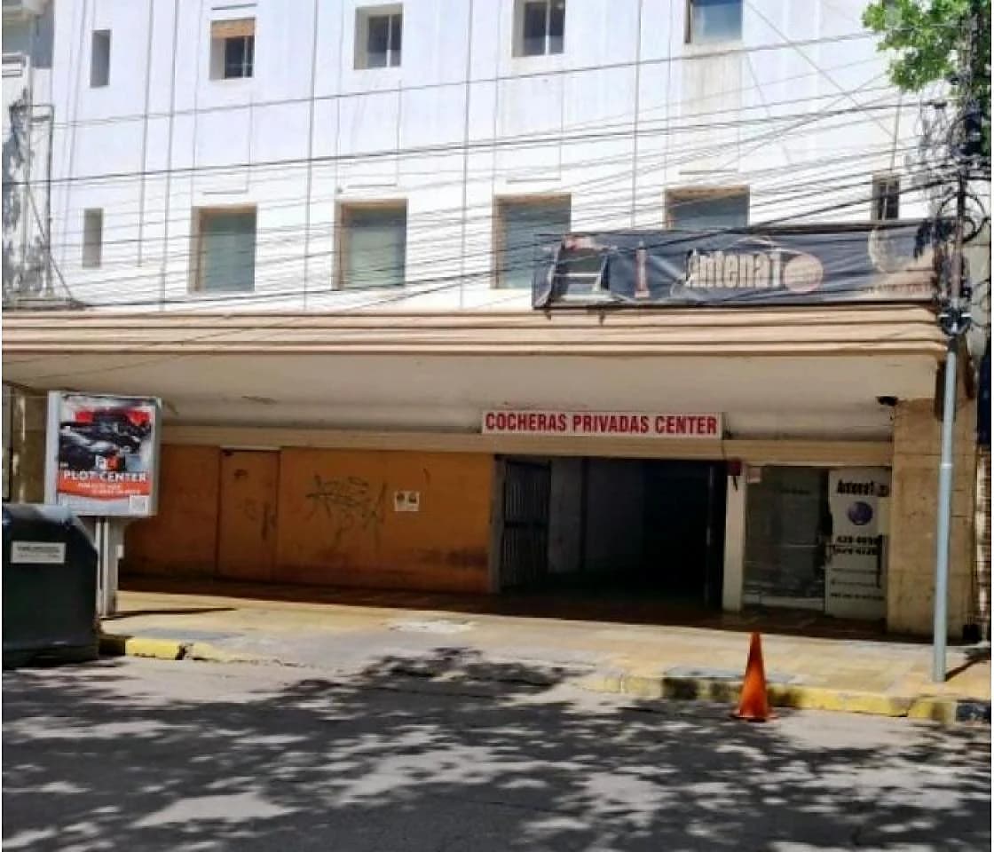 Cochera Center. Planta Baja. Primera Al Ingresar. A Metros De Plaza 25 De Mayo