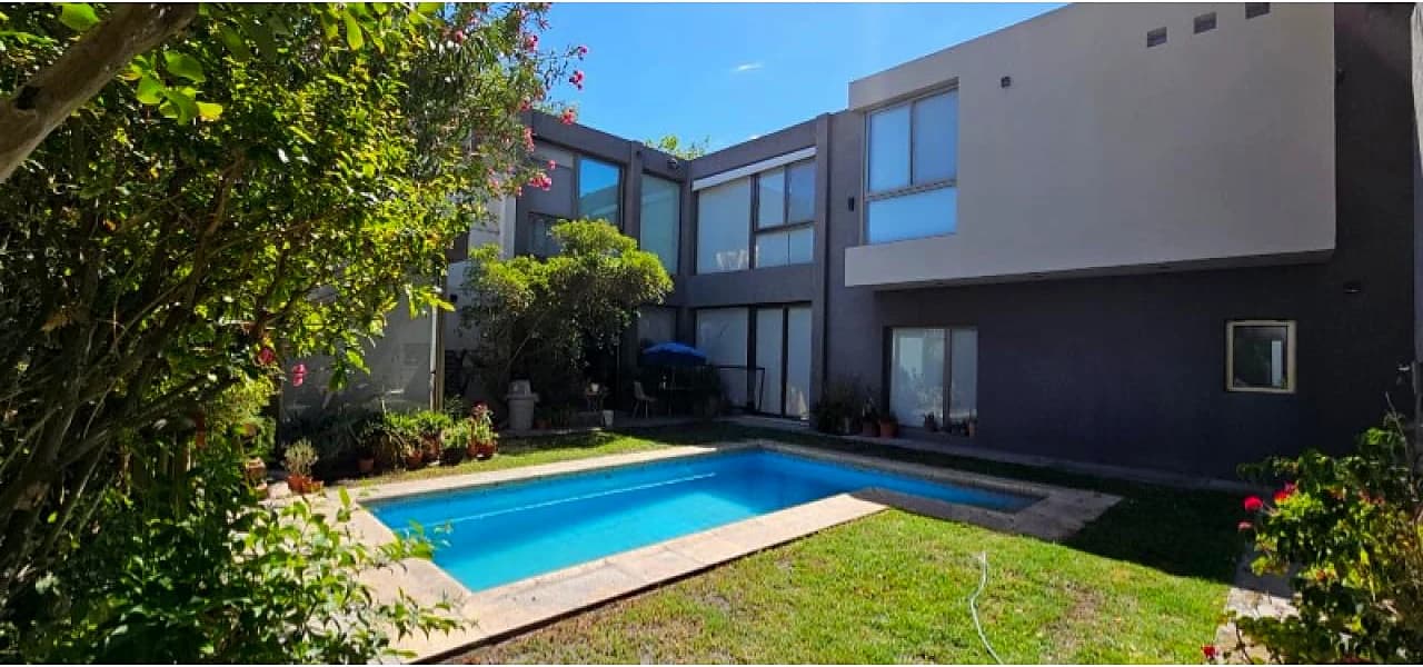 Casa Amoblada, 2 Dormitorios. De Categoría . Barrio Residencial. Capital
