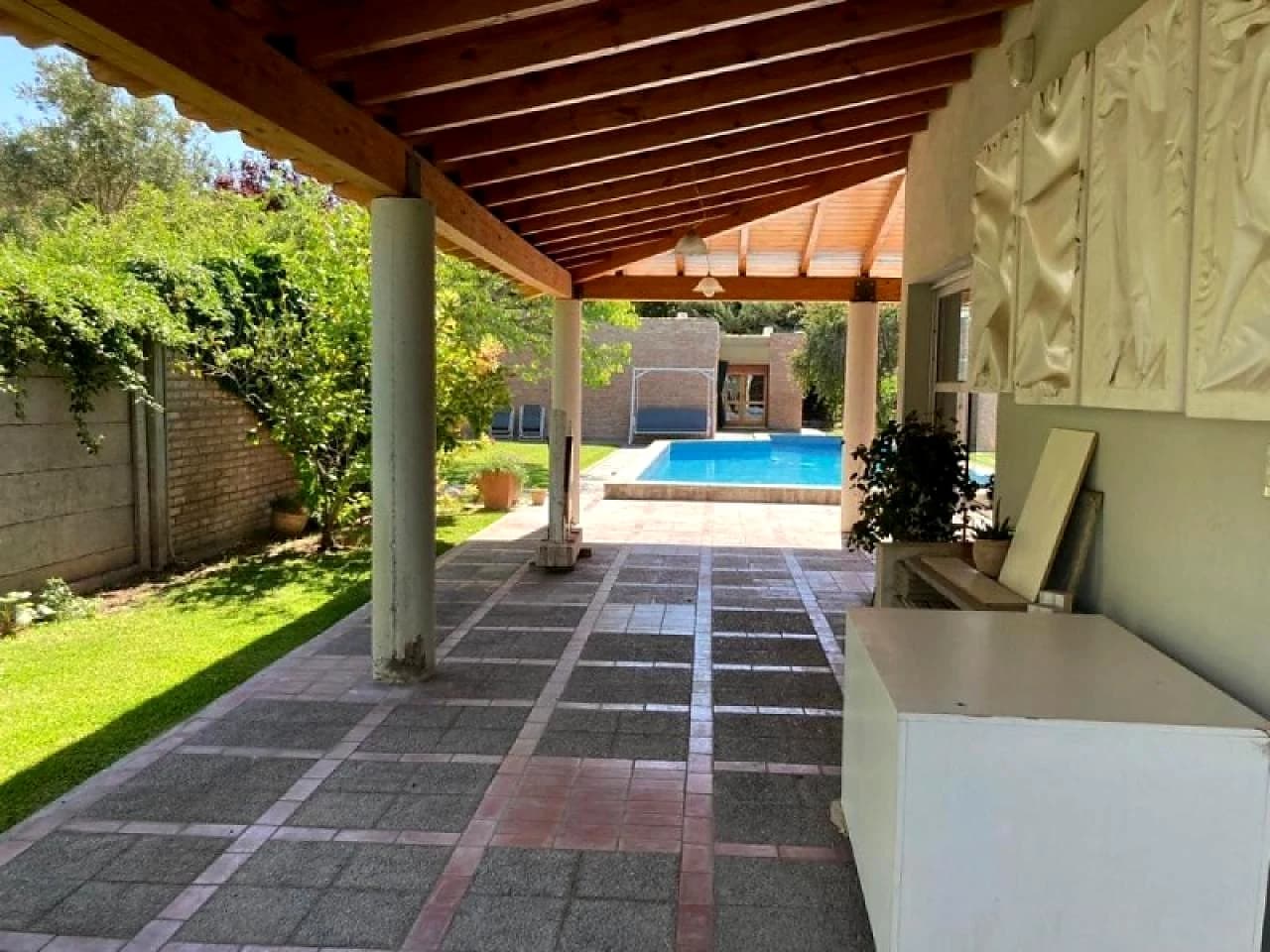 Capital Barrio Residencial, Amoblada, 1 Planta, 4 Dorm, 3 Baños, Piscina U$s3.000 Tel