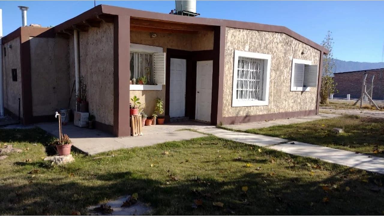 Albardon - Casa Grande 3 Habitaciones 2 Baño, 2 Living, Parrillero. Espacios Verde.…