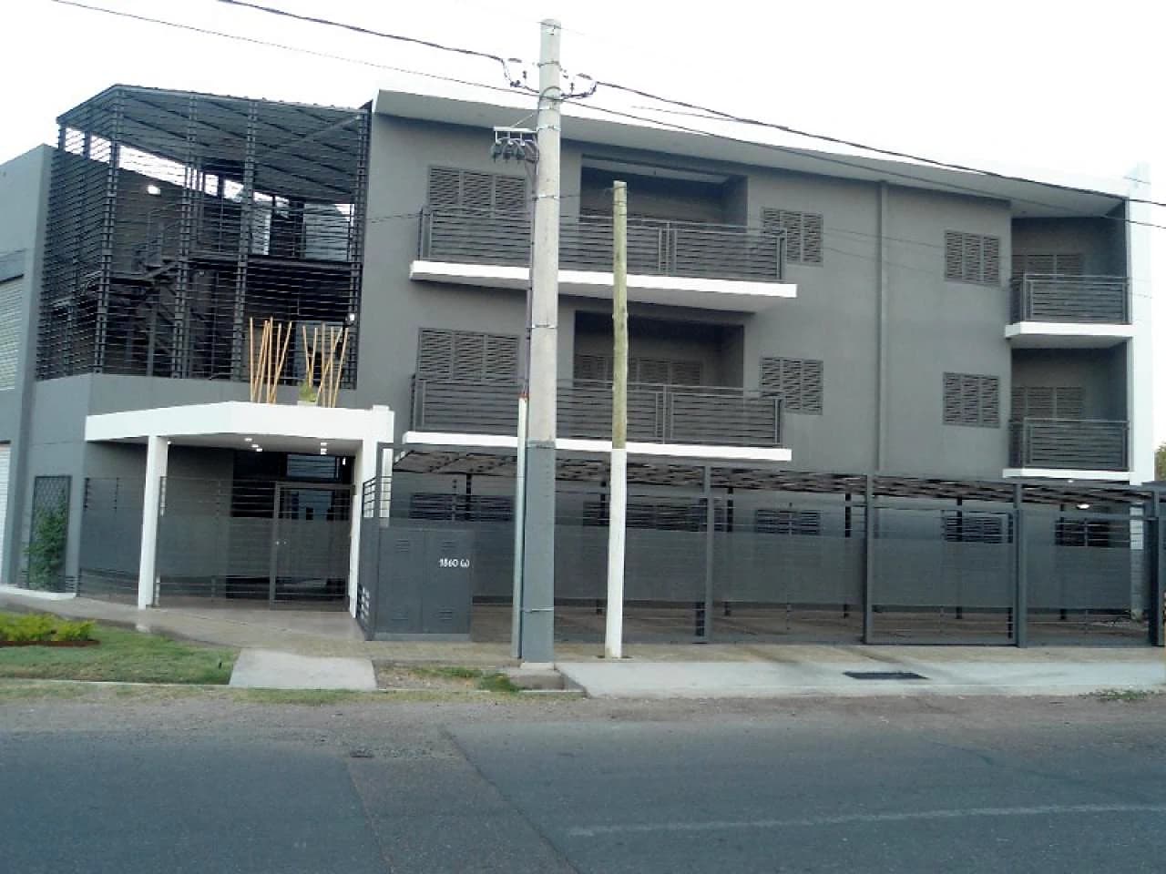 Departamento De Categoría, Piso Completo, 3 Dorm, 2 Baños Y Cochera. Capital