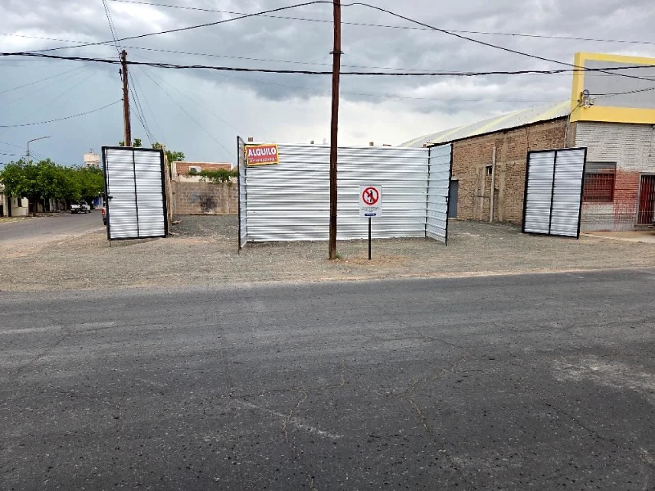 Esquina Cerrada En Capital, 300 M2 Nivelados Con Lajilla, 2 Portones, Todos Los…